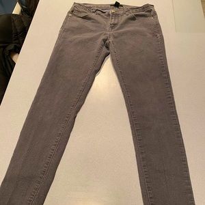 FOREVER 21 GRAY SKINNY JEANS SIZE: 27